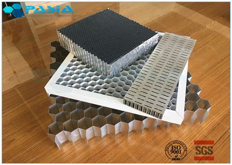  ハニカム構造を持つ軽量素材！建築・航空宇宙分野における革新的な可能性とは？